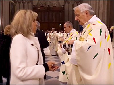 Communion-Sacrilege-de-Brigitte-Macron-donnee-par-Mgr-Ulrich.jpg