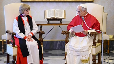 Leon-XIV-recoit-au-Vatican-le-faux-Archeveque-anglican-Sarah-Mullally.webp