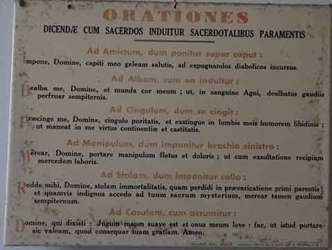 Prieres-dans-la-Sacristie-avant-la-Sainte-Messe-du-Pretre-en-se-revetant-des-Ornements-Sacerdotaux.jpg