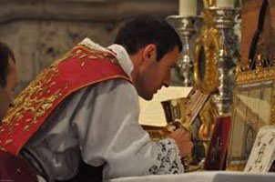 Messe-Pretre-incline-a-l-Autel.jpg